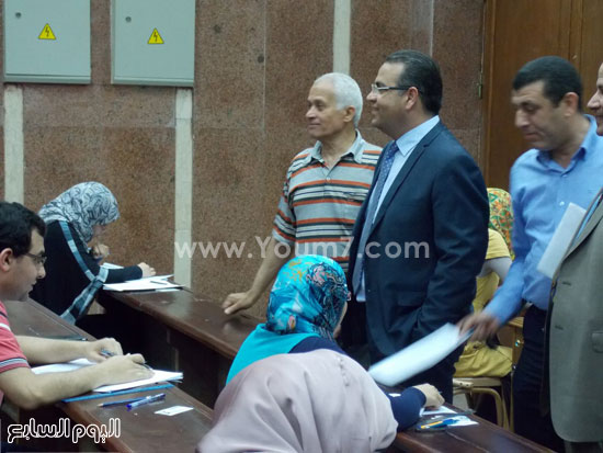 صورة رئيس الجامعة أثناء تفقد الامتحانات  -اليوم السابع -5 -2015