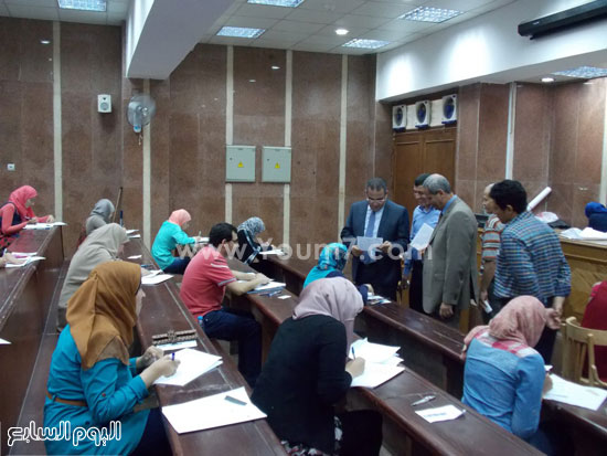  جولة لرئيس الجامعة داخل الامتحانات  -اليوم السابع -5 -2015