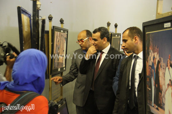 وزير الثقافة يتفقد معرض الصور مع الدكتور عاصم نجاتى  -اليوم السابع -5 -2015