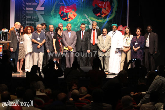 صورة جماعية للوزير مع المسرحيين العرب والأجانب. -اليوم السابع -5 -2015