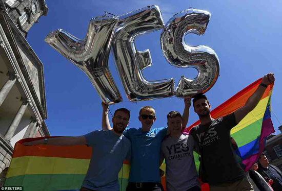 مجموعة من الرجال المؤيدة لتعديل الدستور فى صالح المثليين -اليوم السابع -5 -2015