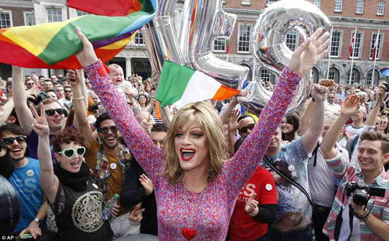 رجل شاذ يرتدى ملابس امرأة يحتفل فى شوارع أيرلندا -اليوم السابع -5 -2015