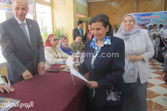 	تكريم نادية عزمى مقرر فرع المجلس القومى للمرأة  -اليوم السابع -5 -2015