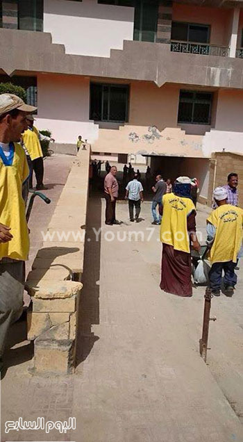 عدد من العاملين بحى ثالث ورئيس الحى محمد الصافى أثناء الحملة  -اليوم السابع -5 -2015