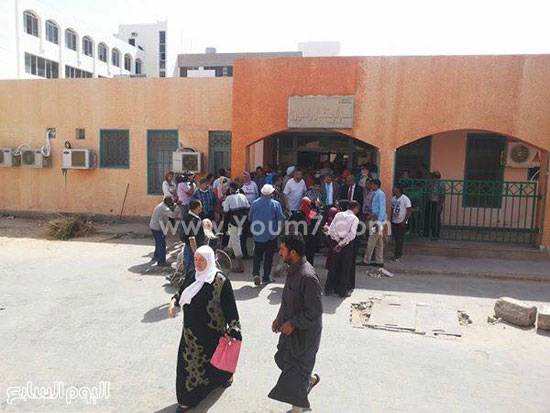 مواطنون ومرضى أمام المستشفى  -اليوم السابع -5 -2015