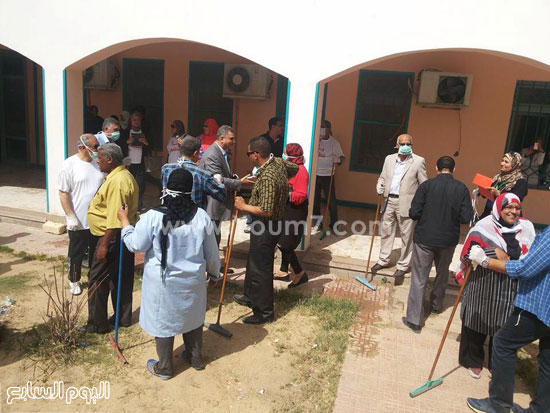 قيادات وشباب وأطباء فى مبادرة نظافة المستشفى -اليوم السابع -5 -2015