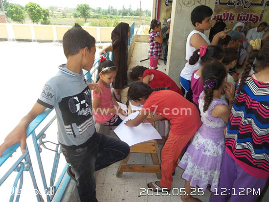 الأطفال يرسمون فى إحدى قاعات القرية -اليوم السابع -5 -2015