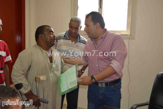 محافظة الأقصر يتفقد تسليم الماشية للمواطنين -اليوم السابع -5 -2015