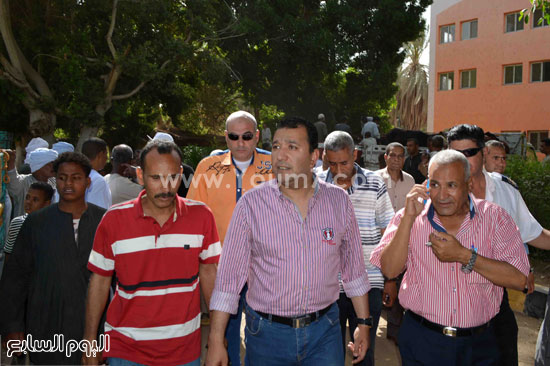 محافظ الأقصر يسلم مواطن كشك وموتوسيكل -اليوم السابع -5 -2015