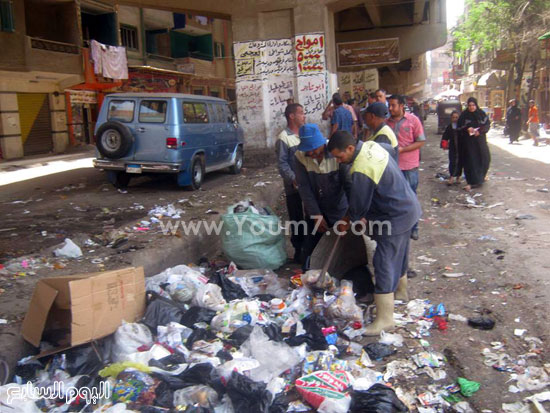 عمال النظافة يرفعون القمامة من صفط اللبن  -اليوم السابع -5 -2015