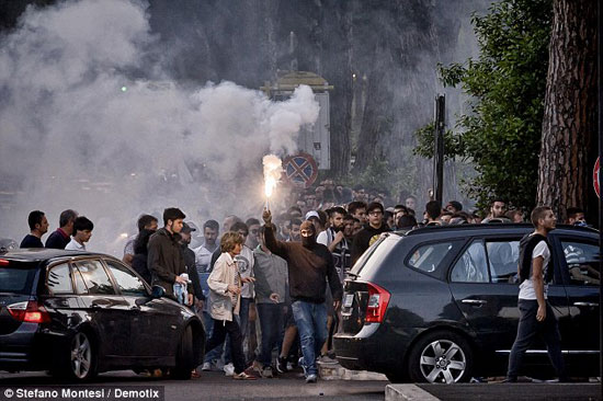 جماهير لاتسيو تشعل النيران بعد الخسارة.  -اليوم السابع -5 -2015