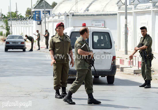 الجيش التونسى يُشارك فى تمشيط الثكنة بعد قيام انتحارى بفتح النيران -اليوم السابع -5 -2015