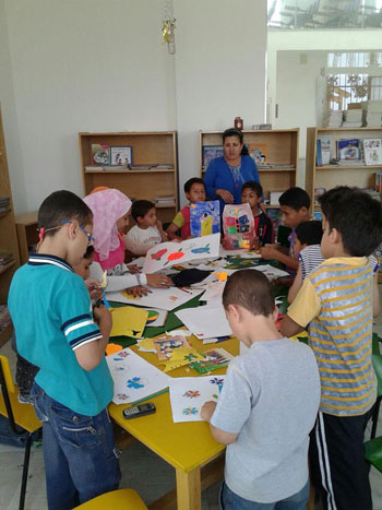 الأطفال فى نادى الطفل أثناء تعلم األعمال الفنية  -اليوم السابع -5 -2015