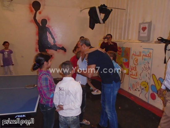  النجم المغربى يصافح احد الاطفال الايتام  -اليوم السابع -5 -2015
