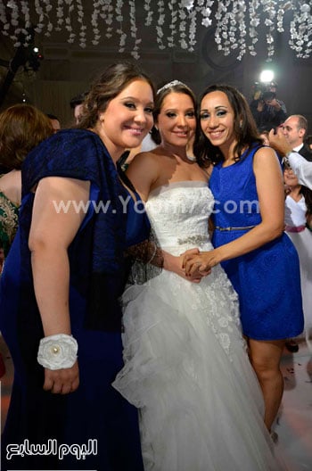 العروس تتوسط شقيقتها سارة ود. سوزان فاروق -اليوم السابع -5 -2015