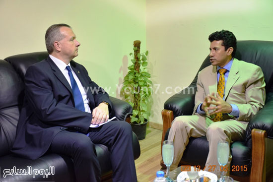 	السفير بيتر كيفيك سفير المجر بمصر مع مساعد وزير الرياضة -اليوم السابع -5 -2015