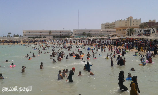 الآلاف يهربون من الحر بشواطئ الغردقة  -اليوم السابع -5 -2015