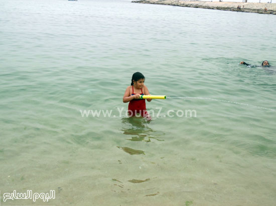 	الأطفال يلعبون بالألعاب المائية بشواطىء الإسكندرية  -اليوم السابع -5 -2015