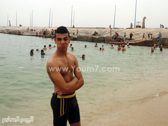 	احد الشباب على شاطىء جليم بالإسكندرية  -اليوم السابع -5 -2015