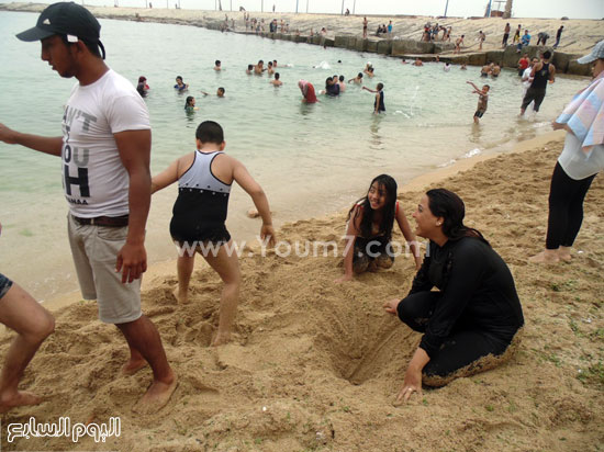 	لعب الأطفال على الرملة على شواطىء الإسكندرية  -اليوم السابع -5 -2015