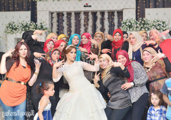 	العروس تتوسط مجموعة من صديقاتها  -اليوم السابع -5 -2015