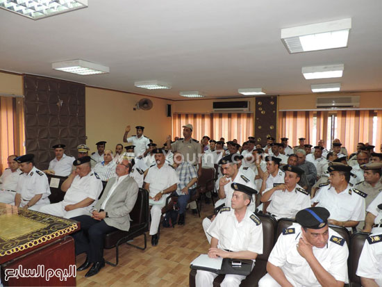   الضباط يسألون  خلال اجتماع ادارة النقل و المواصلات  -اليوم السابع -5 -2015