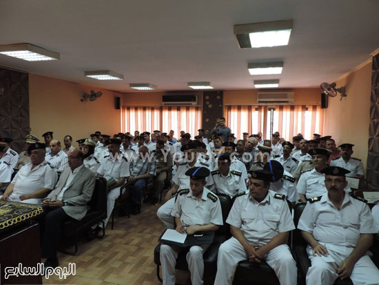  الضباط يستمعون لمساعد الزوير و يسجلون الملاحظات  -اليوم السابع -5 -2015