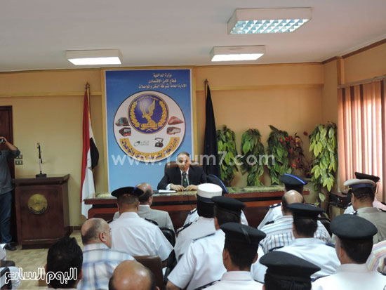  مساعد الوزير اثناء اجتماعه بمديري الادارات  -اليوم السابع -5 -2015