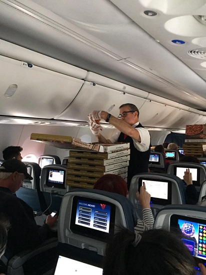 أحد طاقم الطائرة يقدم البيتزا للركاب -اليوم السابع -5 -2015