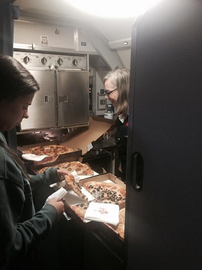 طاقم الطائرة يستعد لتقديم البيتزا للركاب  -اليوم السابع -5 -2015