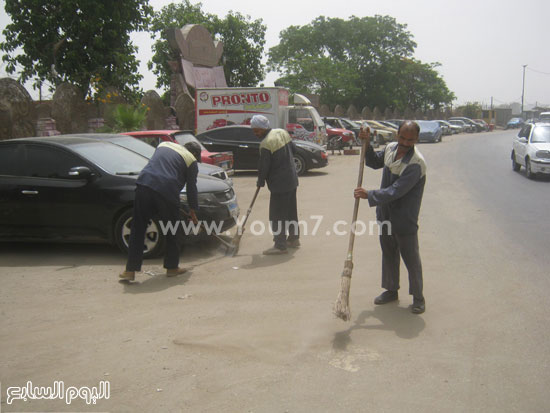 عمال الهيئة أثناء تنظيف شارع النيل بالوراق -اليوم السابع -5 -2015
