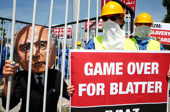 المتظاهرون يطالبون باستقالة رئيس الفيفا الحالى سيب بلاتر -اليوم السابع -5 -2015