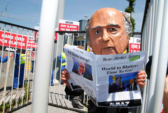  متظاهر يرتدى رأسا لرئيس الفيفا  -اليوم السابع -5 -2015
