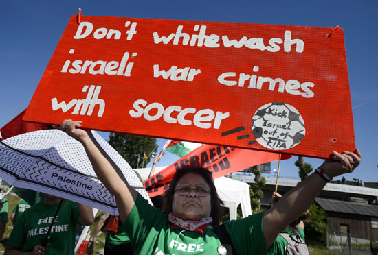 لافتات تندد بالقيود التى تفرضها اسرائيل على المنتخب الفلسطينى  -اليوم السابع -5 -2015
