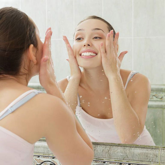 غسل الوجه باستمرار مهم للقضاء على حب الشباب -اليوم السابع -5 -2015