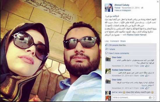 أحمد وزوجته فى سيلفى مع قبره -اليوم السابع -5 -2015