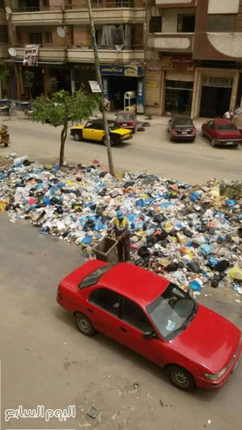 أحد تلال القمامة المنتشرة  فى الحى -اليوم السابع -5 -2015