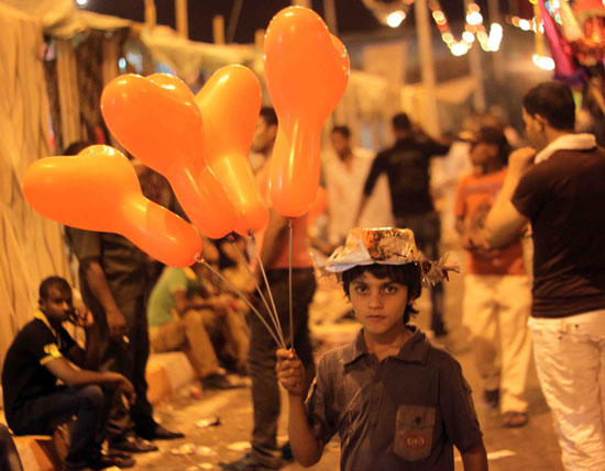 طفل يحمل البلاليين وسط الاحتفالات  -اليوم السابع -5 -2015