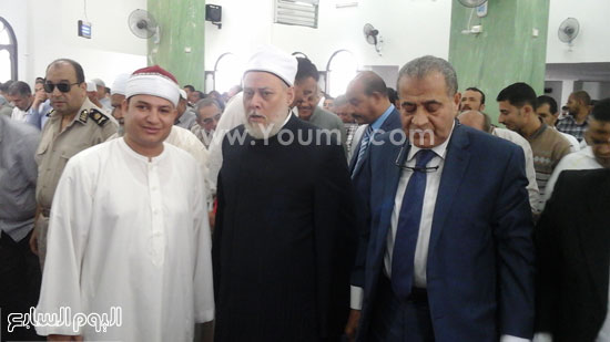على جمعة مفتى الديار المصرية السابق فور وصوله مسجد الفراشة بأبو كبير. -اليوم السابع -5 -2015