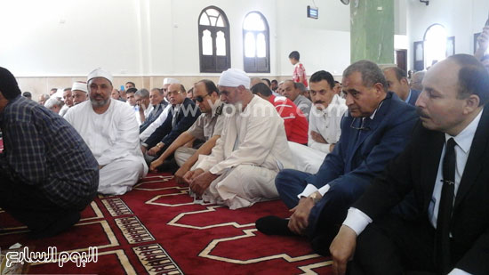 المصلون أثناء صلاة الجمعة. -اليوم السابع -5 -2015