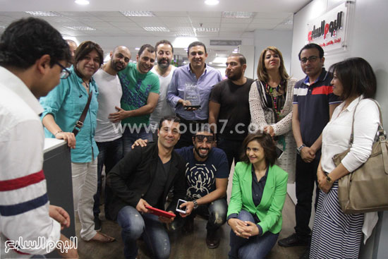 صناع العمل فى صورة مع الكاتب الصحفى دندراوى الهوارى رئيس التحرير التنفيذى لليوم السابع  -اليوم السابع -5 -2015