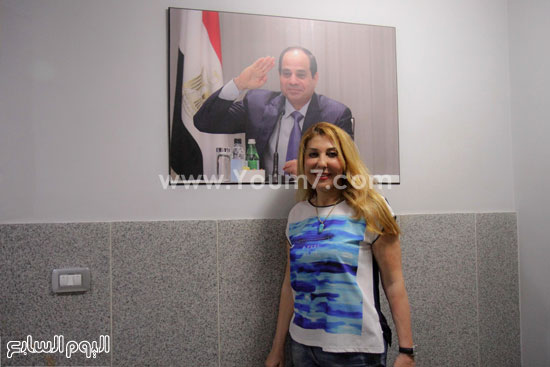 الفنانة نادية تلتقط صورة بجوار صورة الرئيس السيسى فى مقر اليوم السابع  -اليوم السابع -5 -2015