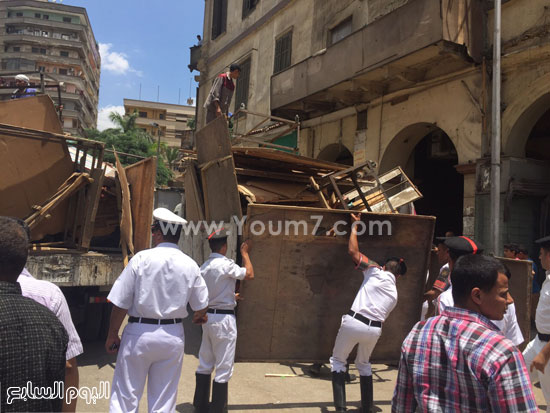 	القوات تقوم برفع الإشغالات من شوارع العتبة -اليوم السابع -5 -2015