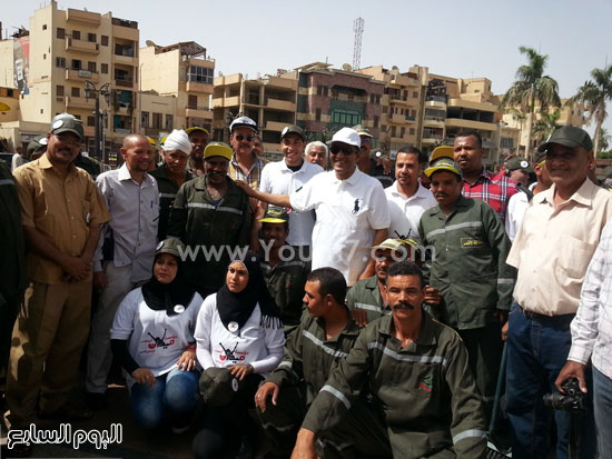 العميد أحمد نسيم مع عمال النظافة بالأقصر -اليوم السابع -5 -2015