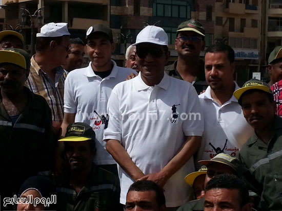 رئيس مدينة الأقصر بين عمال النظافة -اليوم السابع -5 -2015