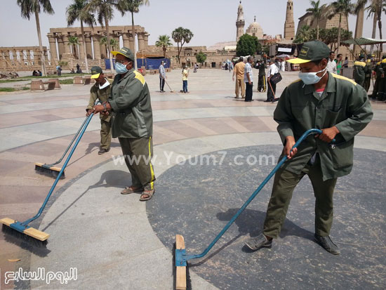عمال النظافة أمام سيد أبو الحجاج الأقصرى -اليوم السابع -5 -2015