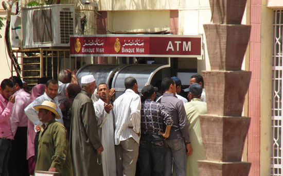 جانب من تكدس الموظفين على الصراف الآلى لصرف رواتبهم  -اليوم السابع -5 -2015