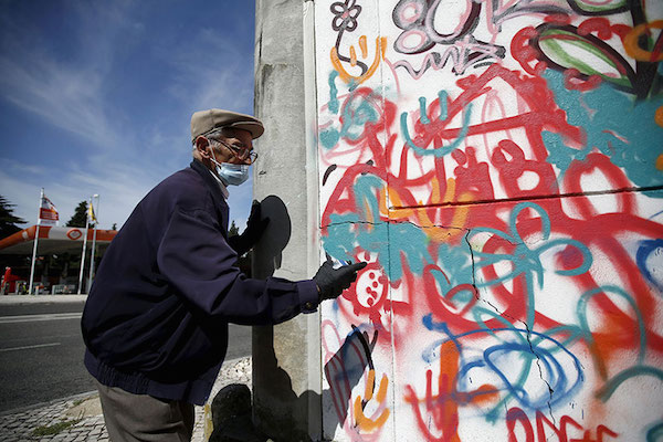 أحد المسنين يلون الحوائط  -اليوم السابع -5 -2015