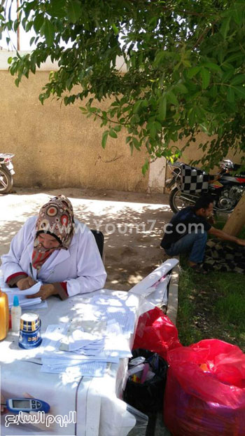 ممرضة أثناء تسجيلها المترددين على عيادة السكر والضغط -اليوم السابع -5 -2015
