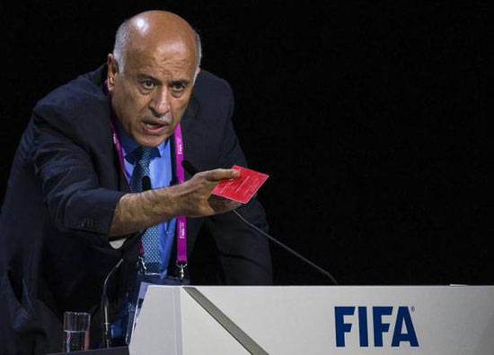 جبريل الرجوب، رئيس الاتحاد الفلسطينى لكرة القدم، يشهر البطاقة الحمراء فى وجه الوفد الإسرائيلى المتواجد فى كونجرس الفيفا -اليوم السابع -5 -2015